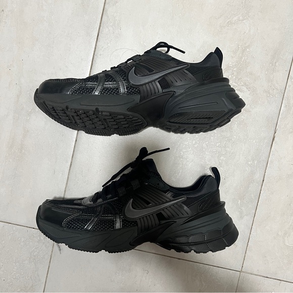 [Nike] *V2K* run sneakers black - Picture 2 of 4